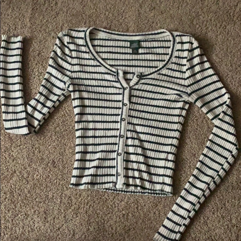 XS long sleeve body fitting shirt!